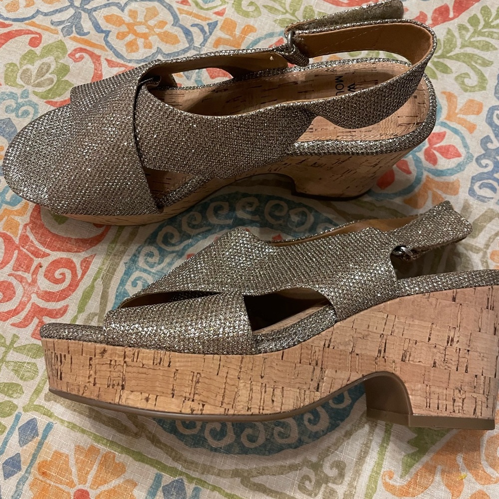 White Mountain Gold Platform Shoes with Metallic Finish